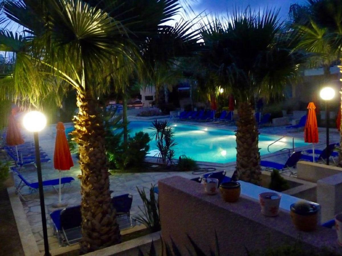Aurora Townhouse - Complimentary Paphos Airport Transport Villa Exterior foto